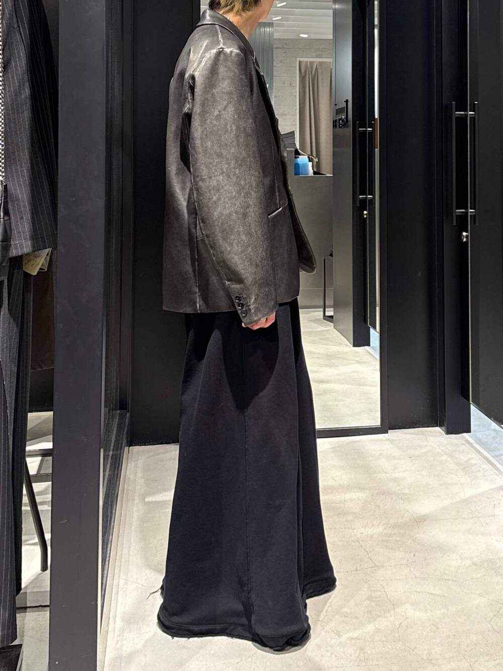 ブラック系のTシャツ/カットソー、ブラック系のスウェットパンツ、ブラック系のキャップを着用したメンズの冬コーディネートの2枚目の写真