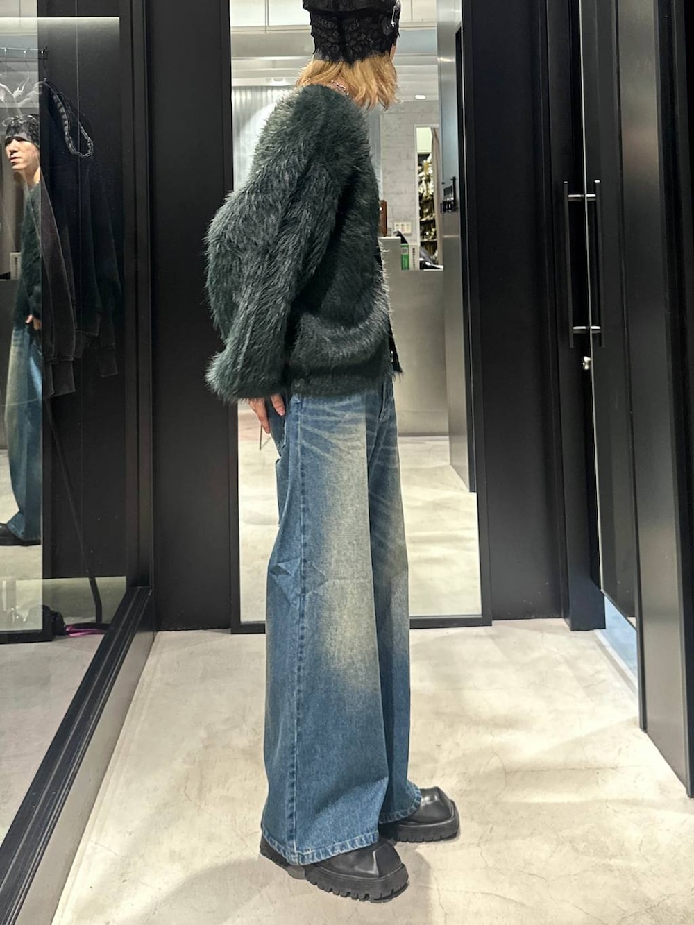 ブルー系のデニムパンツ、グリーン系のカーディガン/ボレロ、グレー系のニットキャップ/ビーニーを着用したメンズの秋コーディネートの2枚目の写真