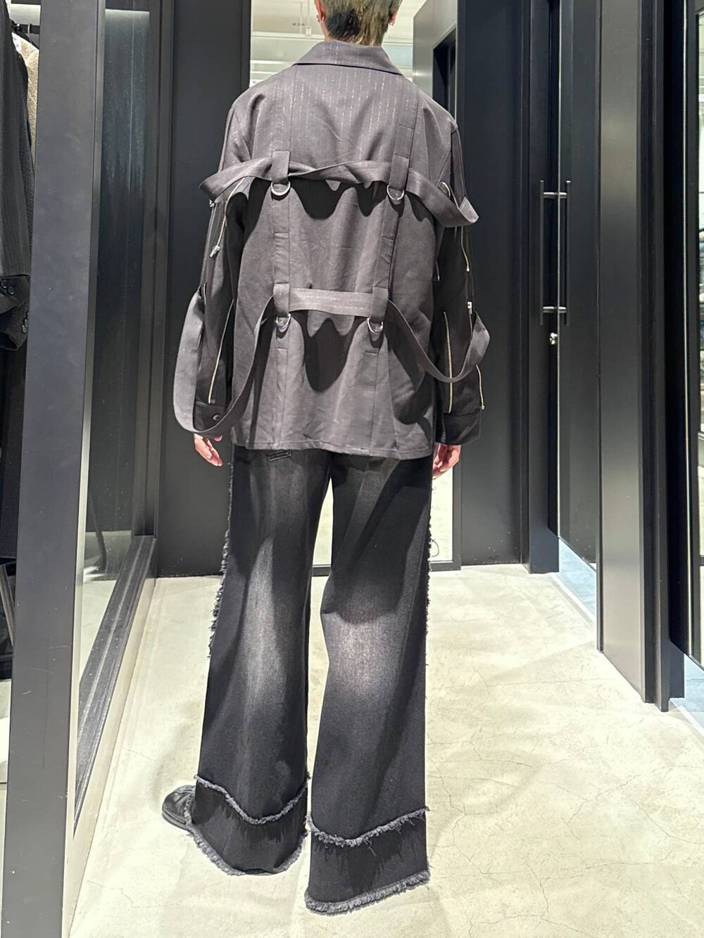 ブラック系のシャツ/ブラウス、ブラック系のデニムパンツ、シルバー系のネックレスを着用したメンズの冬コーディネートの3枚目の写真