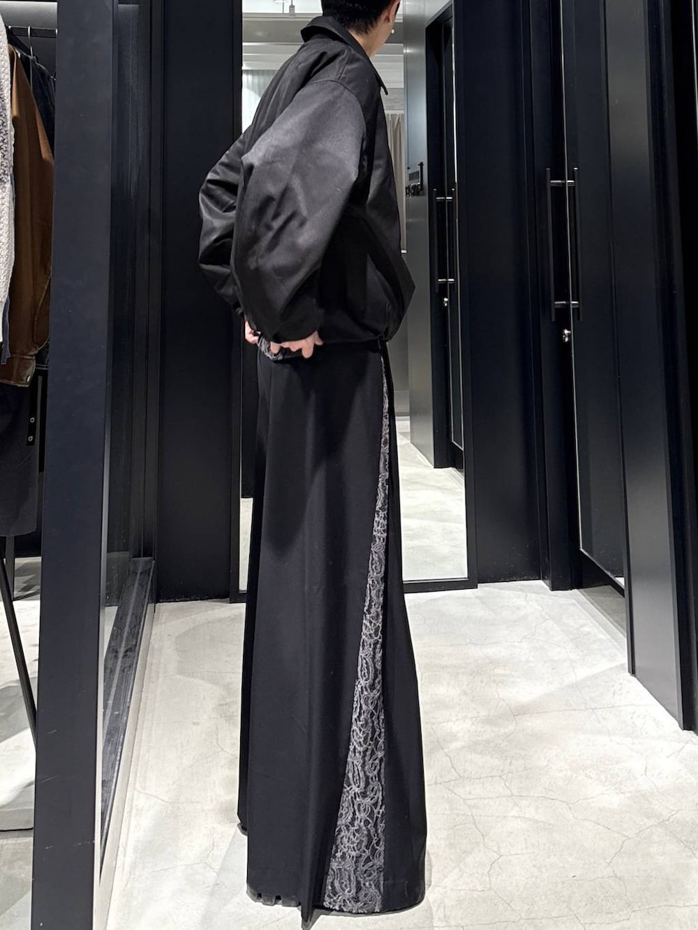 ブラック系のブルゾン、ブラック系のその他パンツ、ホワイト系のネックレスを着用したメンズの冬コーディネートの2枚目の写真