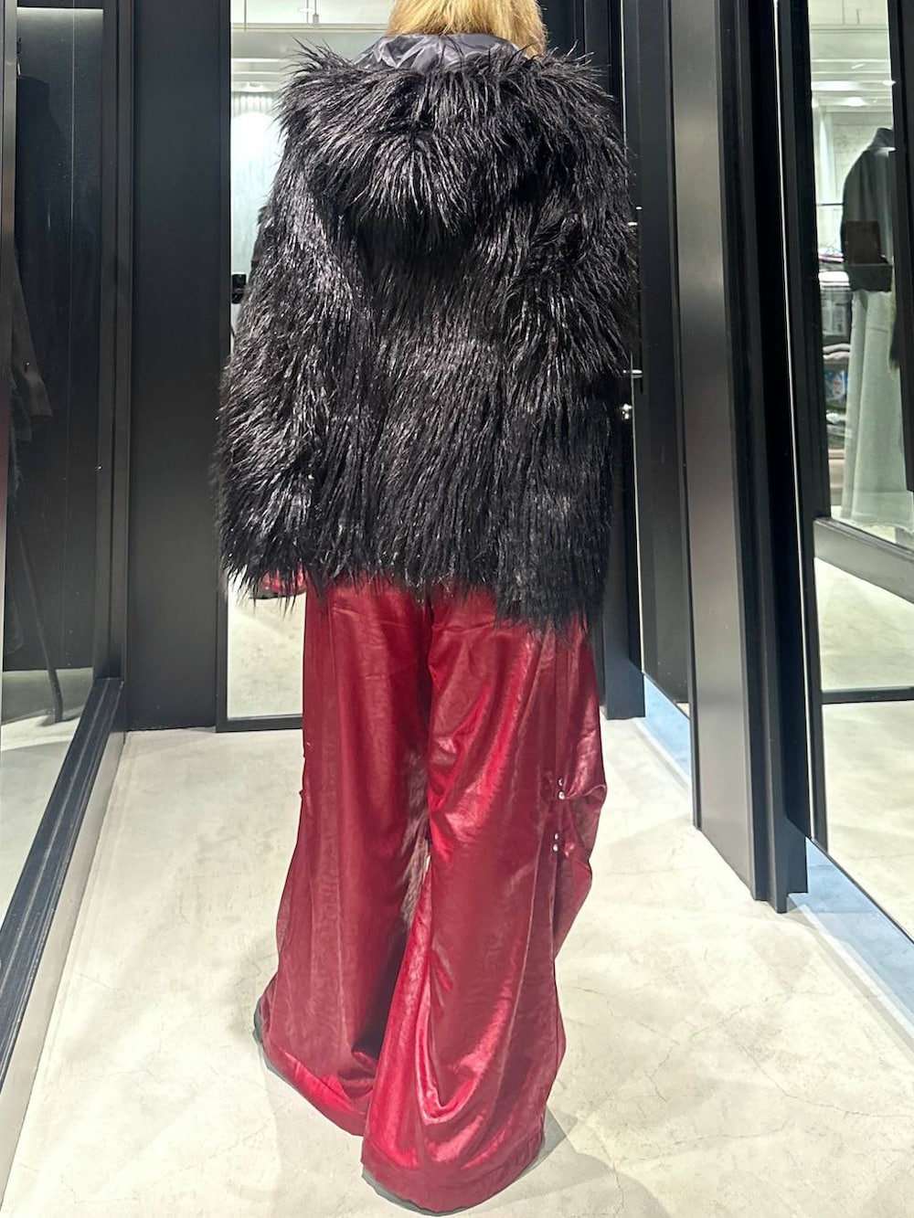 レッド系のその他パンツ、ブラック系のブルゾン、ブラック系のキャップを着用したメンズの秋コーディネートの4枚目の写真