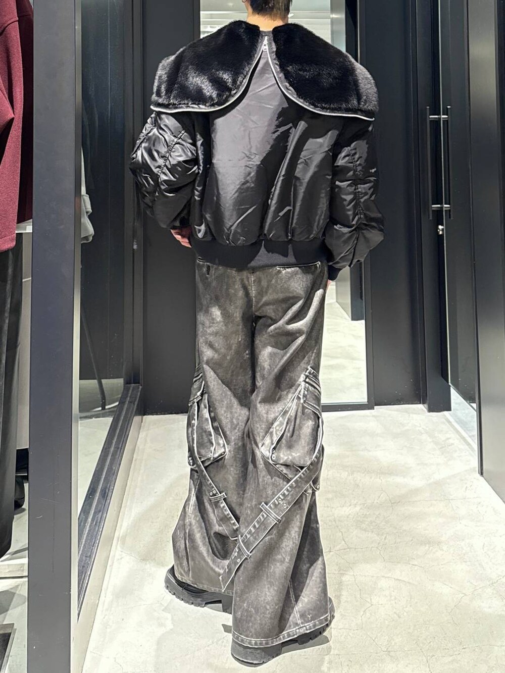 ブラック系のブルゾン、グレー系のカーゴパンツを着用したメンズの冬コーディネートの3枚目の写真