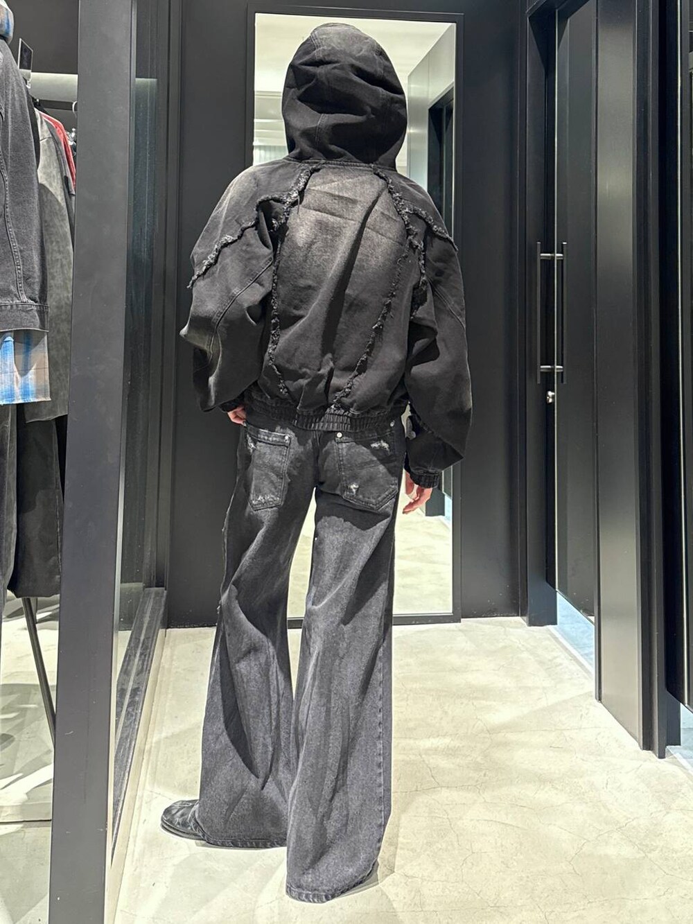 ブラック系のTシャツ/カットソー、ブラック系のデニムジャケット、ブラック系のデニムパンツを着用したメンズの冬コーディネートの3枚目の写真