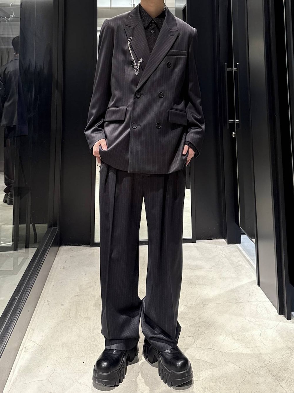 ブラック系のシャツ/ブラウス、ブラック系のスラックス、ブラック系のテーラードジャケットを着用したメンズの冬コーディネートの4枚目の写真