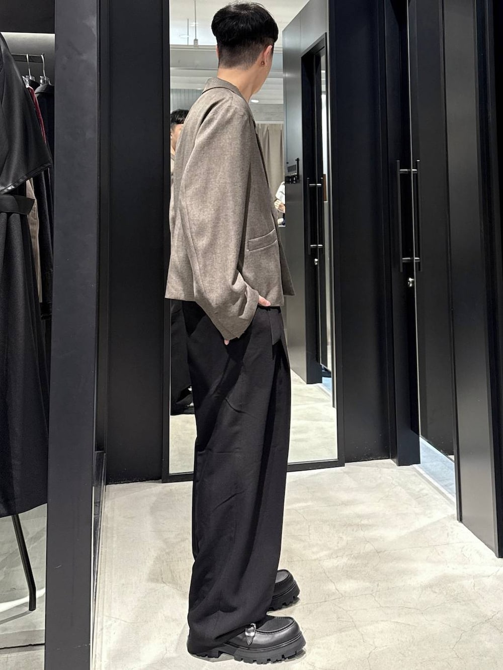ブラック系のドレスシューズ、ブラック系のスラックス、ブラウン系のテーラードジャケットを着用したメンズの秋コーディネートの2枚目の写真