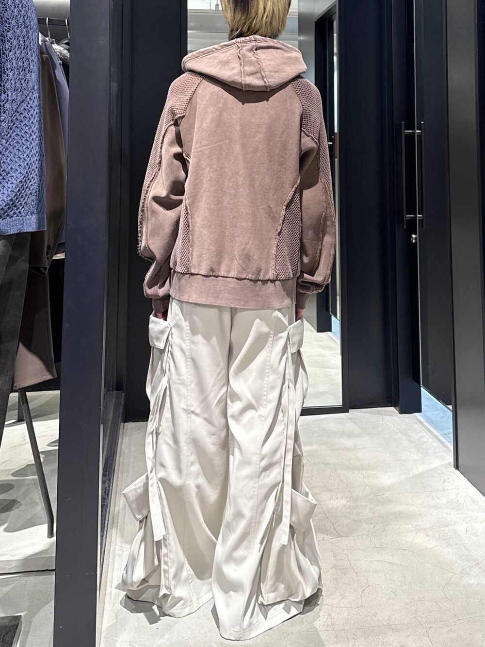 ブラック系のTシャツ/カットソー、グレー系のカーゴパンツ、ブラウン系のパーカーを着用したメンズの春コーディネートの2枚目の写真