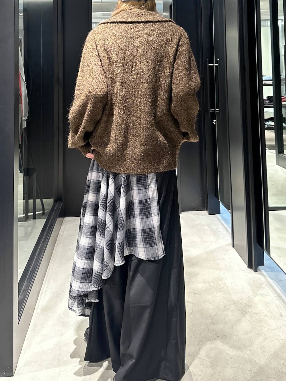 イエロー系のニット/セーター、ブラック系のその他パンツ、シルバー系のネックレスを着用したメンズの秋コーディネートの4枚目の写真