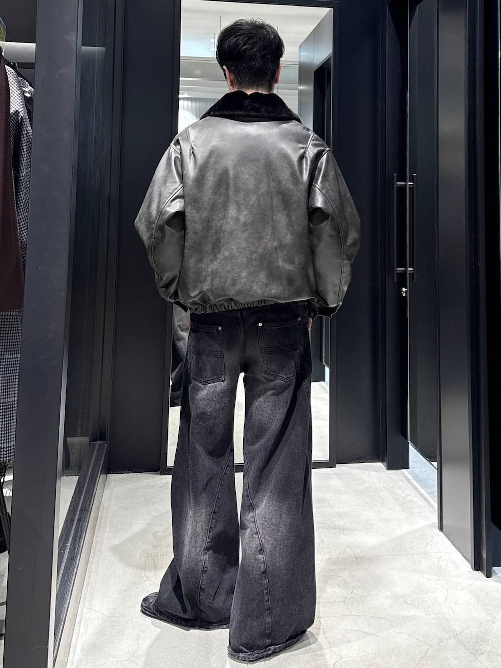 ブラック系のデニムパンツ、グレー系のブルゾン、ブラック系のスウェットを着用したメンズの秋コーディネートの3枚目の写真