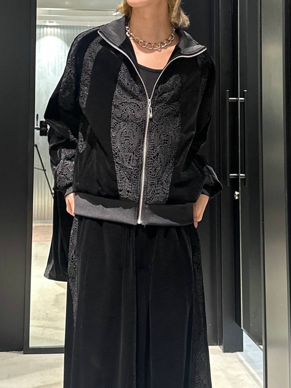 ブラック系のその他パンツ、ブラック系のブルゾン、グレー系のニットキャップ/ビーニーを着用したメンズの秋コーディネートの2枚目の写真