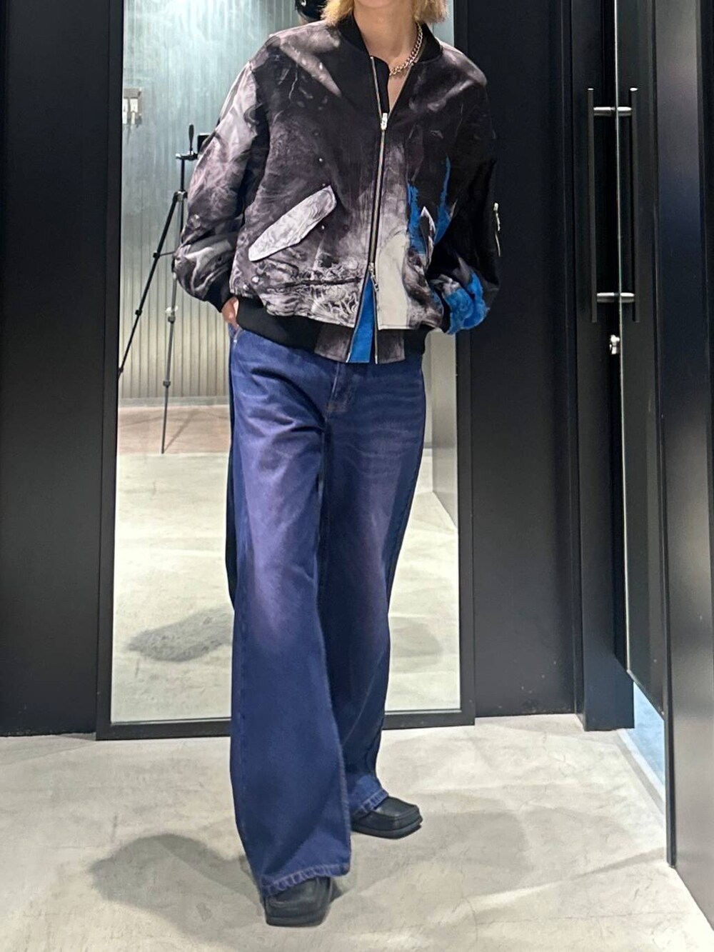 パープル系のデニムパンツ、シルバー系のネックレス、グレー系のニットキャップ/ビーニーを着用したメンズの秋コーディネートの3枚目の写真