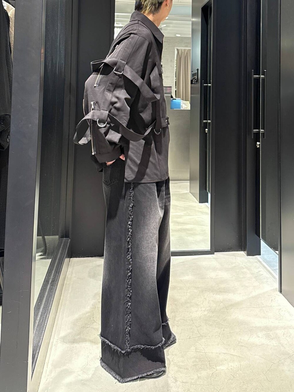 ブラック系のシャツ/ブラウス、ブラック系のデニムパンツ、シルバー系のネックレスを着用したメンズの冬コーディネートの2枚目の写真
