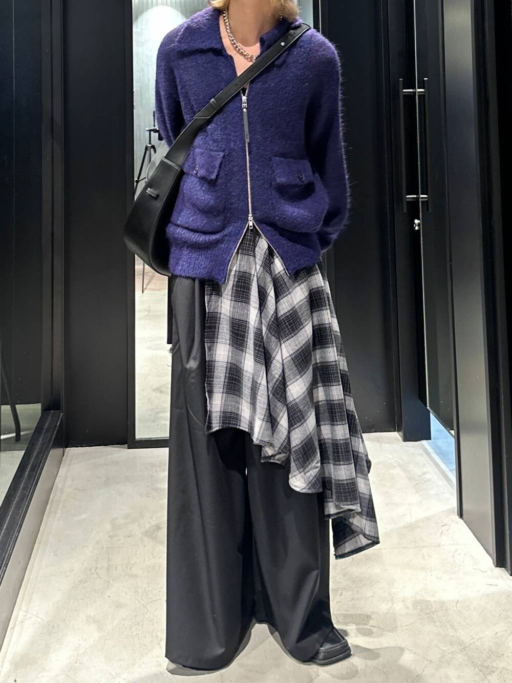 ブルー系のニット/セーター、ブラック系のショルダーバッグ、ブラック系のその他パンツを着用したメンズの秋コーディネートの5枚目の写真