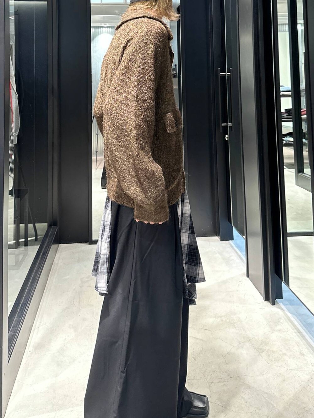 イエロー系のニット/セーター、ブラック系のその他パンツ、シルバー系のネックレスを着用したメンズの秋コーディネートの3枚目の写真