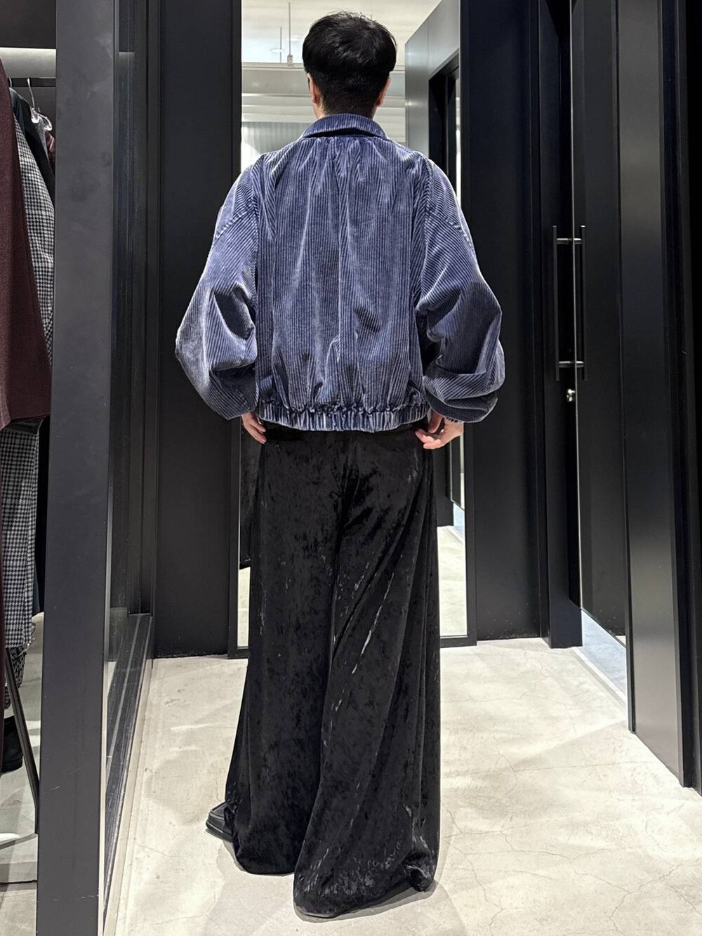 ブルー系のブルゾン、ブラック系のその他パンツを着用したメンズの秋コーディネートの4枚目の写真