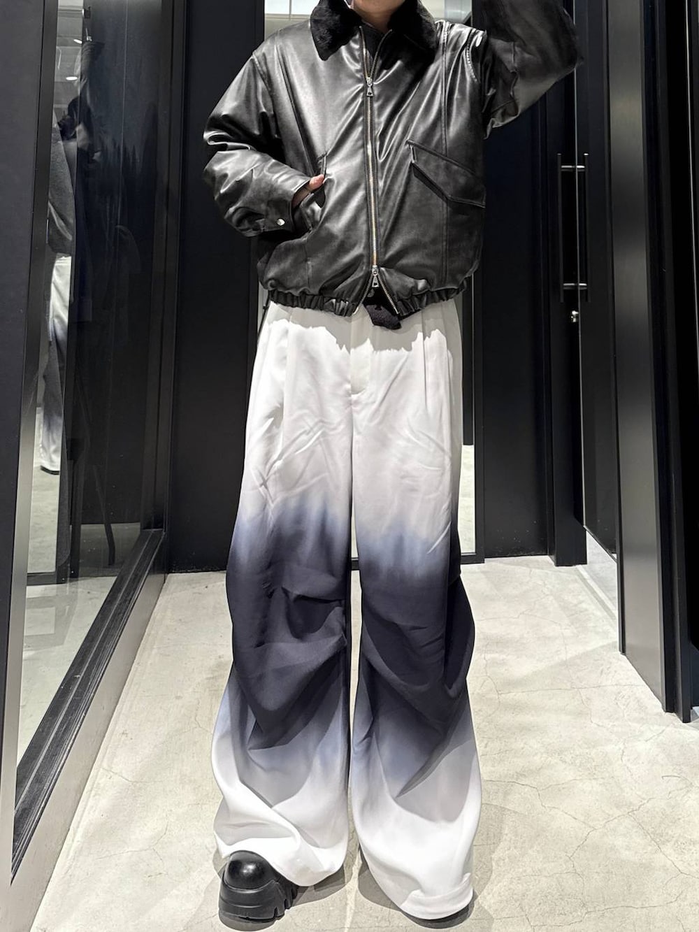 グレー系のブルゾン、ブラック系のその他パンツを着用したメンズの冬コーディネートの3枚目の写真