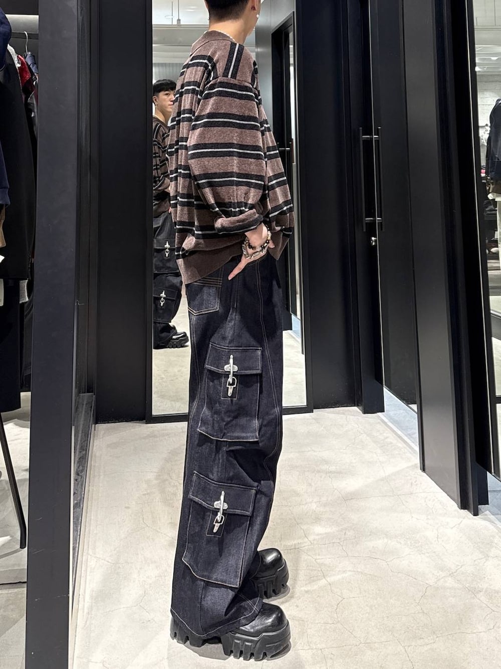 ブルー系のデニムパンツ、ホワイト系のネックレスを着用したメンズの冬コーディネートの2枚目の写真