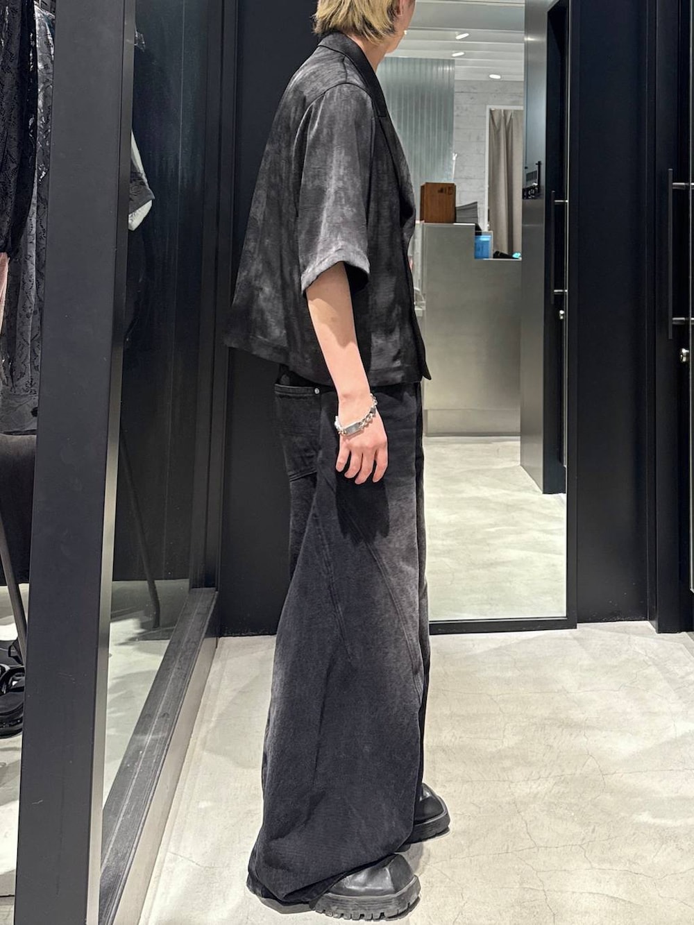 「モード、ジャケットスタイル、Tシャツ、ワイドパンツ、オーバーサイズ、デニムパンツ、モテ、高見え、着痩せ・細見え、HARE、韓国系、ラフ、韓国ファッション、春コーデ、夏コーデ」｜「HAREのアソートチェーンネックレス(HARE)（ネックレス、シルバー系）」を使った、taigawedさん（メンズ・174cm）の春コーディネートの2枚目の写真