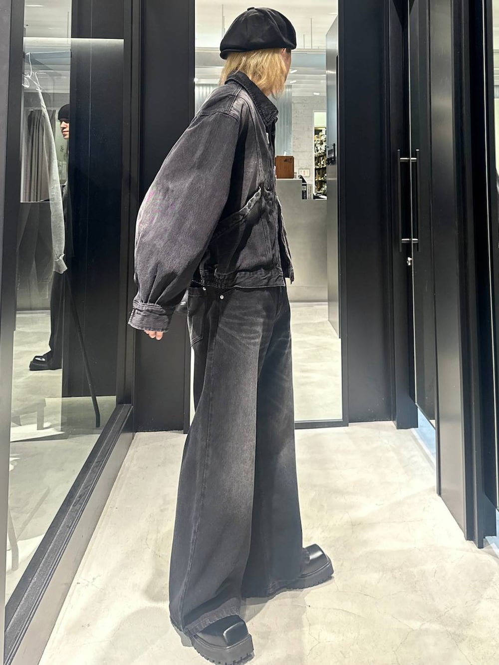 ブラック系のデニムパンツ、ブラック系のデニムジャケット、ブラック系のドレスシューズを着用したメンズの秋コーディネートの2枚目の写真