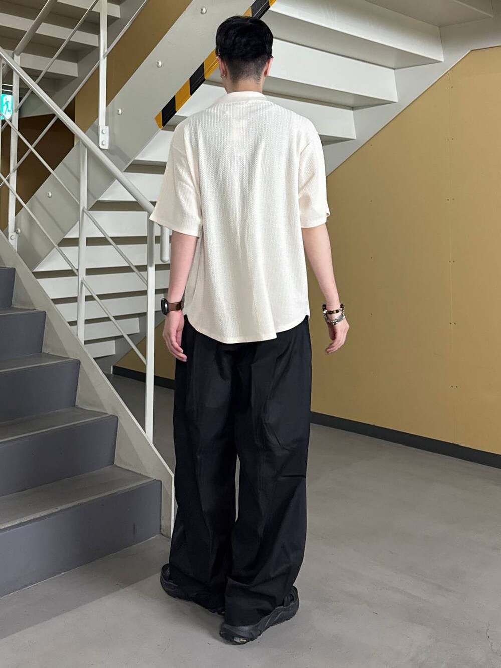 ブラック系のサンダル、ブラック系のタンクトップ、ホワイト系のシャツ/ブラウスを着用したメンズの夏コーディネートの2枚目の写真