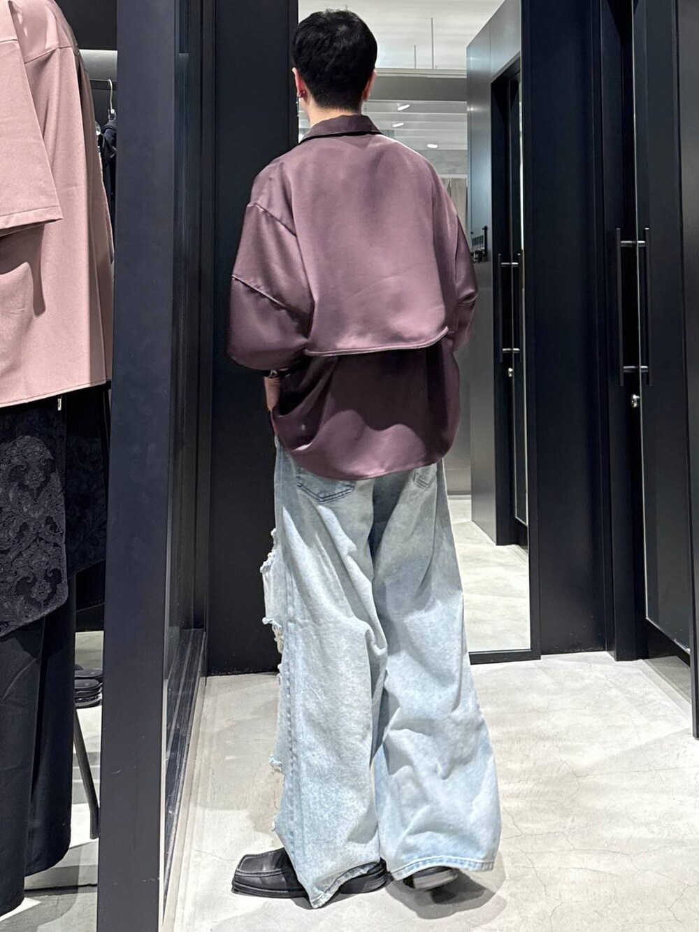 ブラック系のタンクトップ、ブルー系のデニムパンツ、パープル系のシャツ/ブラウスを着用したメンズの春コーディネートの2枚目の写真