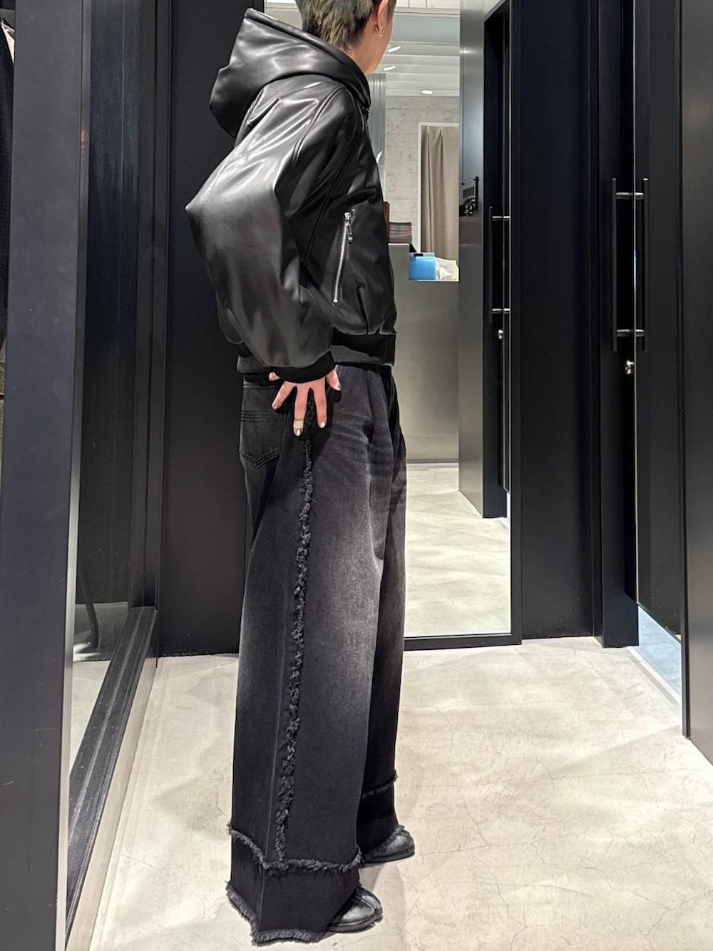 ブラック系のデニムパンツ、ブラック系のブルゾン、シルバー系のネックレスを着用したメンズの冬コーディネートの2枚目の写真