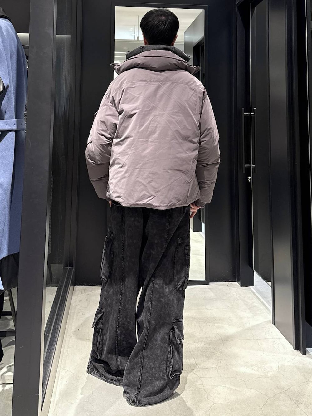 パープル系のダウンジャケット/コート、ブラック系のスウェットパンツ、ブラック系のパーカーを着用したメンズの冬コーディネートの2枚目の写真