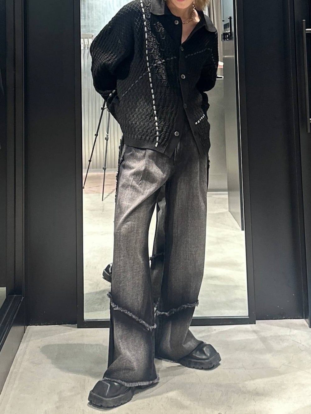 ブラック系のデニムパンツ、ブラック系のシャツ/ブラウス、グレー系のニットキャップ/ビーニーを着用したメンズの秋コーディネートの3枚目の写真