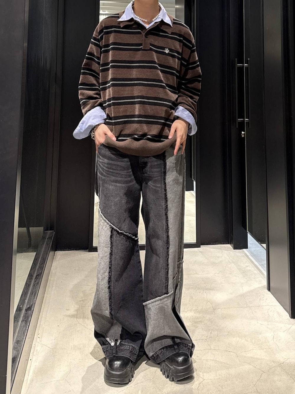 ブラック系のデニムパンツ、ブルー系のシャツ/ブラウス、ホワイト系のネックレスを着用したメンズの冬コーディネートの3枚目の写真