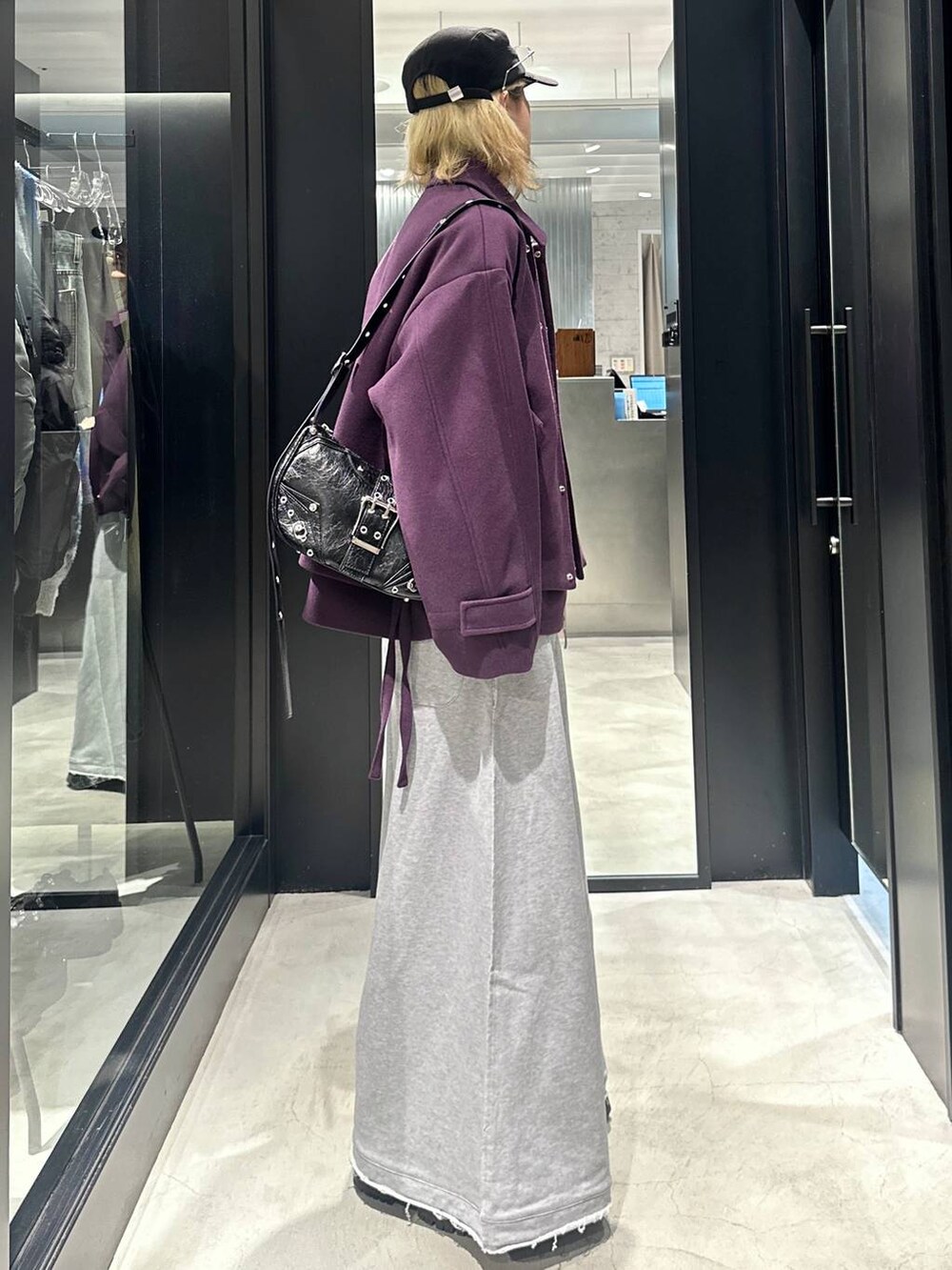グレー系のスウェットパンツ、ブラック系のショルダーバッグ、パープル系のブルゾンを着用したメンズの秋コーディネートの2枚目の写真