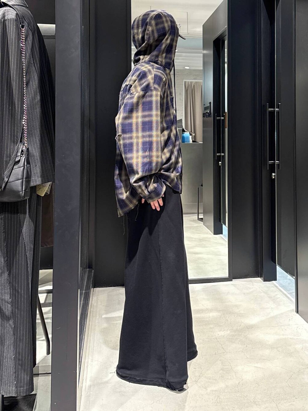 ブラック系のTシャツ/カットソー、ブラック系のスウェットパンツ、ブラック系のキャップを着用したメンズの冬コーディネートの2枚目の写真