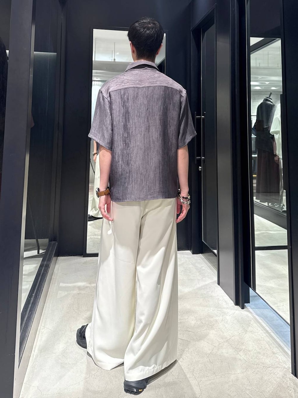 「モード、高見え、着痩せ・細見え、HARE、韓国系、ラフ、韓国ファッション、春コーデ、夏コーデ、秋コーデ、シャツ、Tシャツ、ワイドパンツ、オーバーサイズ、モテ」｜「HAREのVibramクイックサンダル(HARE)（サンダル、ブラック系）」を使った、taigawedさん（メンズ・174cm）の夏コーディネートの2枚目の写真