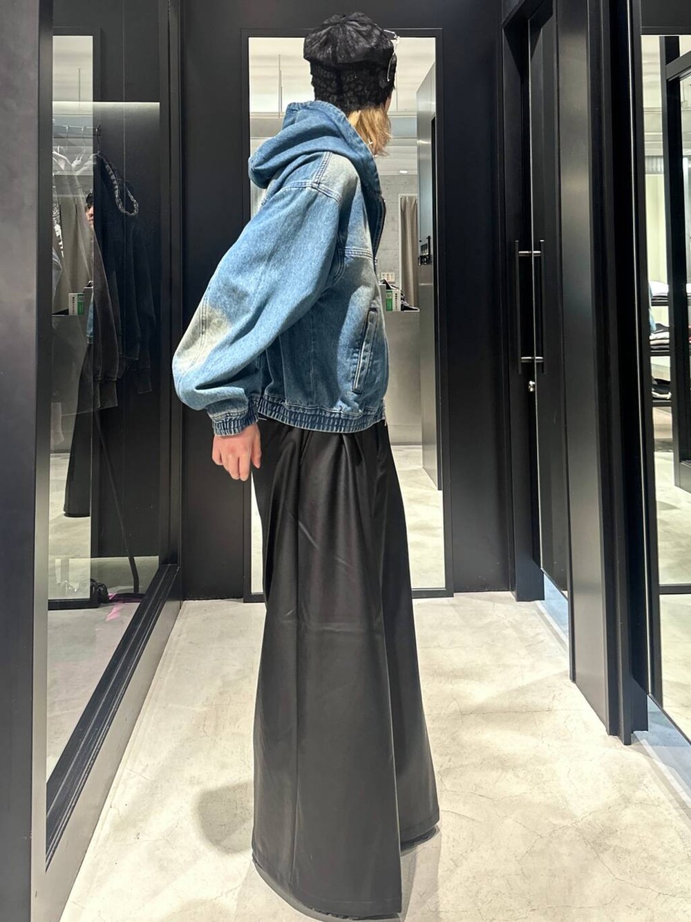 ブルー系のブルゾン、ブラック系のその他パンツ、グレー系のニットキャップ/ビーニーを着用したメンズの秋コーディネートの2枚目の写真