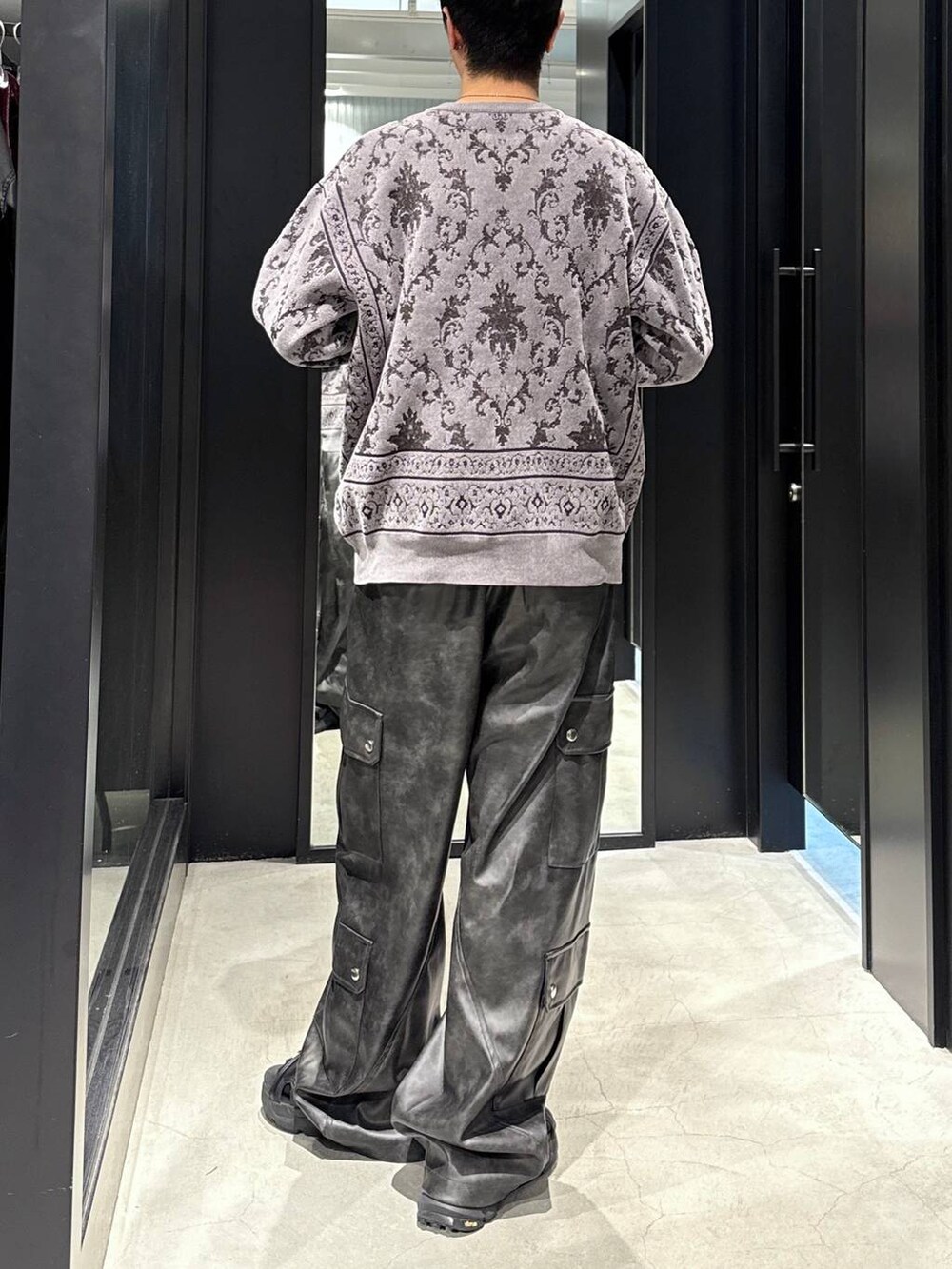 ブラック系のサンダル、ブラック系のタンクトップ、グレー系のカーディガン/ボレロを着用したメンズの秋コーディネートの3枚目の写真