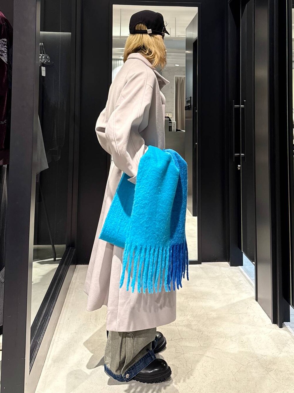 ブルー系のデニムパンツ、グレー系のその他アウター、ブラック系のその他シューズを着用したメンズの秋コーディネートの2枚目の写真