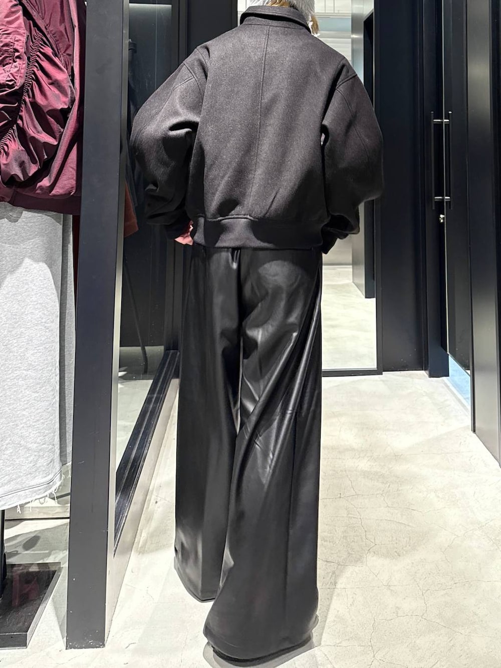 ブラック系のブルゾン、ブラック系のその他パンツ、グレー系のニットキャップ/ビーニーを着用したメンズの秋コーディネートの3枚目の写真