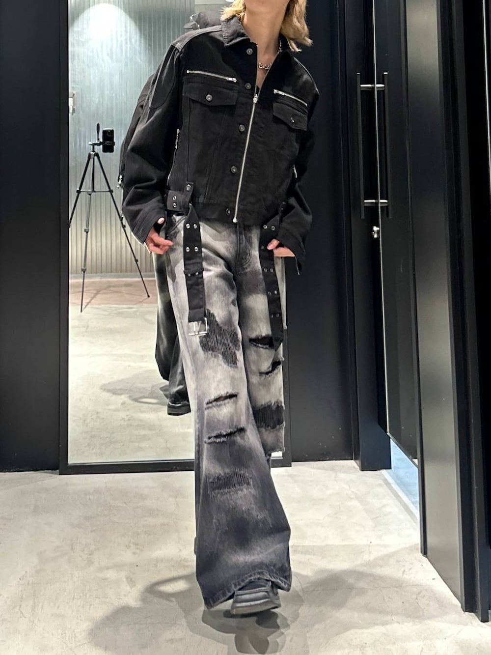 ブラック系のデニムパンツ、ブラック系のデニムジャケット、ブラック系のキャップを着用したメンズの秋コーディネートの2枚目の写真