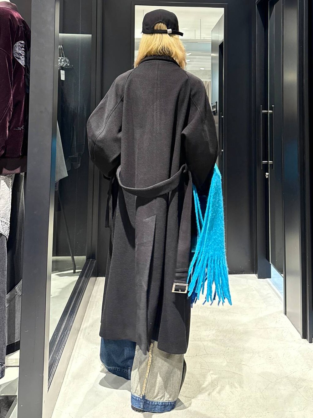 ブラック系のその他アウター、ブルー系のデニムパンツ、ブラック系のその他シューズを着用したメンズの秋コーディネートの3枚目の写真
