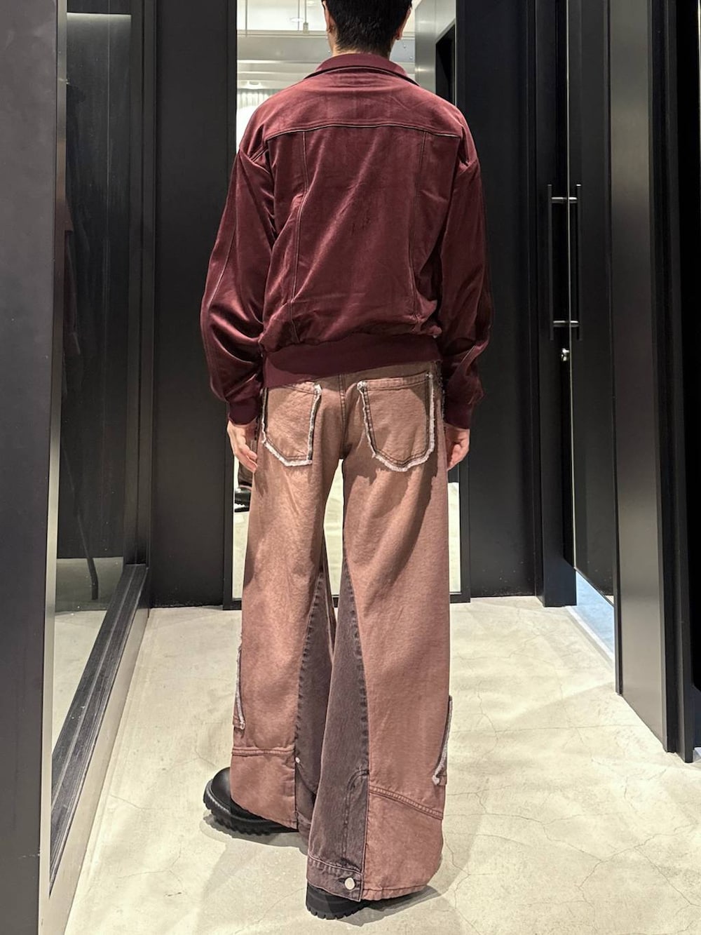 ホワイト系のTシャツ/カットソー、レッド系のデニムパンツ、ブラック系のブーツを着用したメンズの秋コーディネートの3枚目の写真