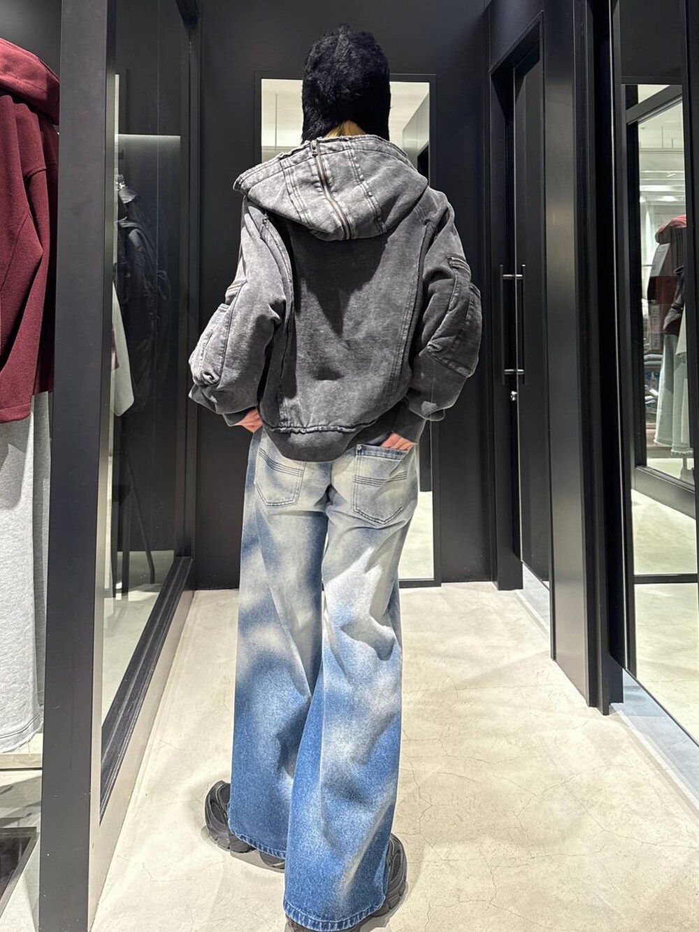 ブルー系のデニムパンツ、ブラック系のパーカー、ブラック系のニットキャップ/ビーニーを着用したメンズの秋コーディネートの2枚目の写真