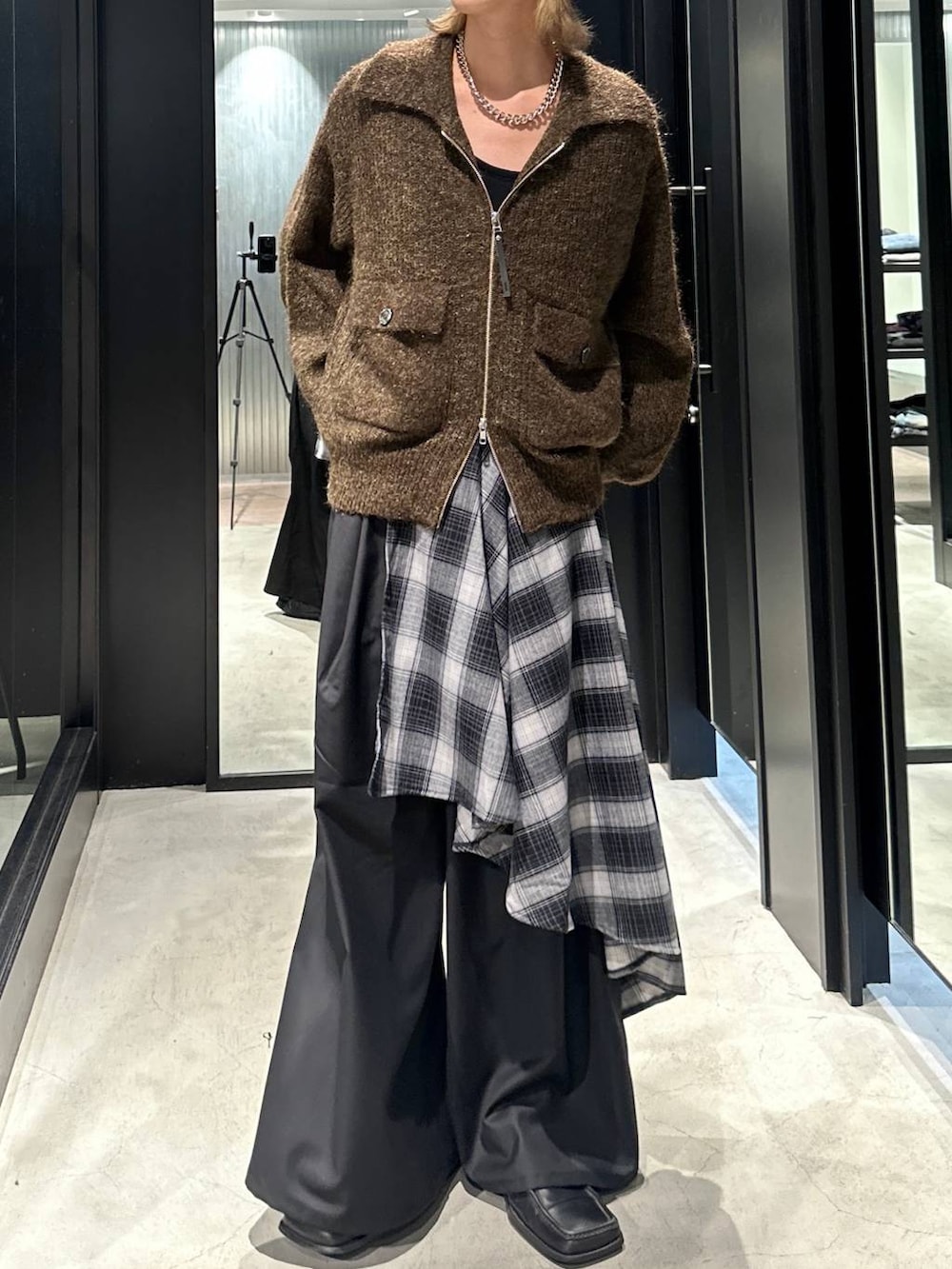 イエロー系のニット/セーター、ブラック系のその他パンツ、シルバー系のネックレスを着用したメンズの秋コーディネートの2枚目の写真