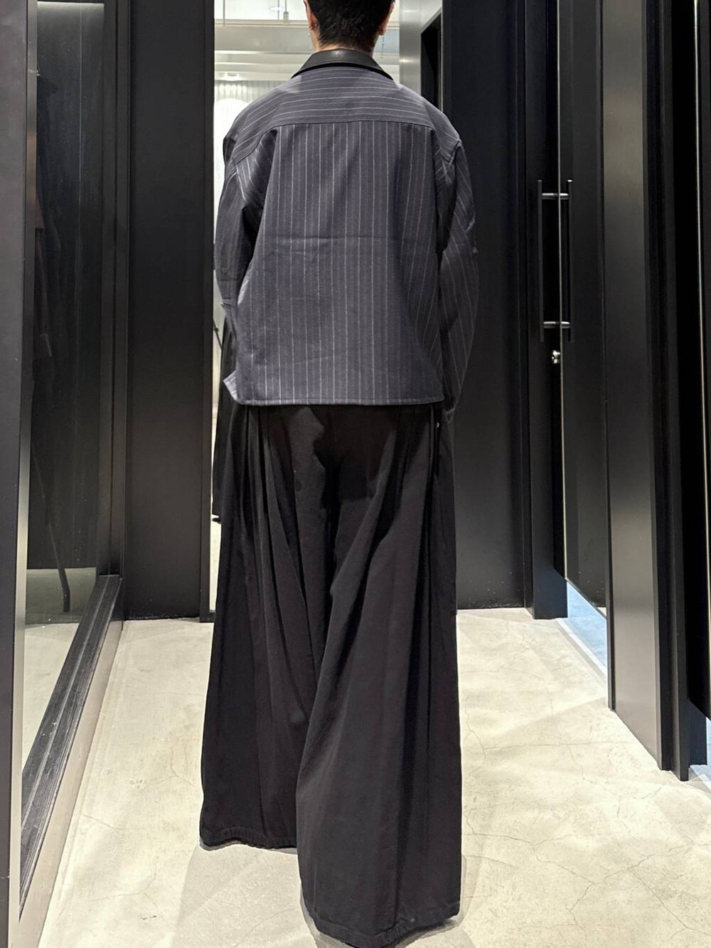 ホワイト系のTシャツ/カットソー、ブラック系のデニムパンツ、ブルー系のシャツ/ブラウスを着用したメンズの秋コーディネートの3枚目の写真