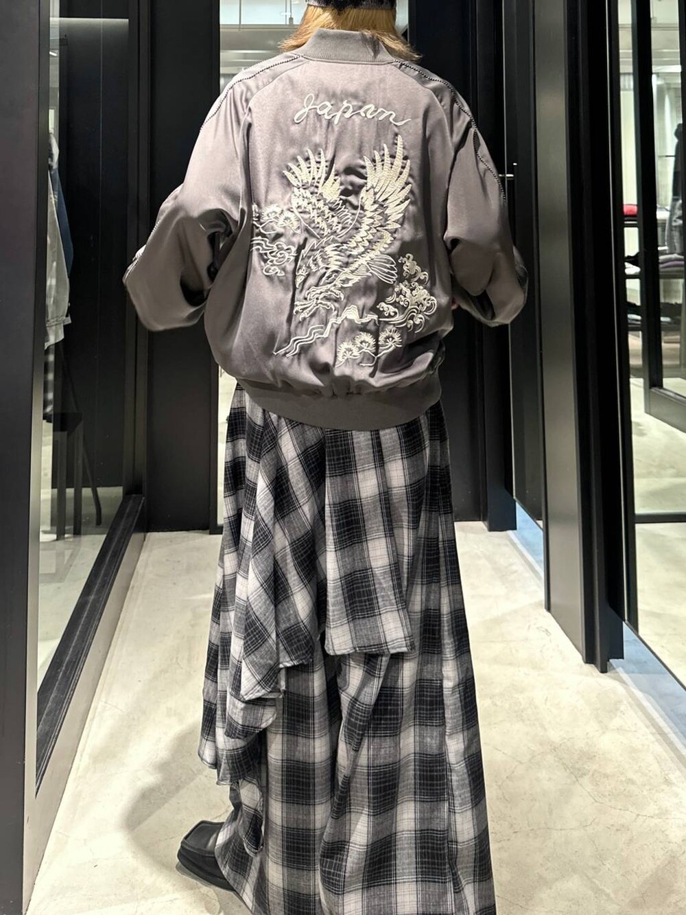 「モード、高見え、着痩せ・細見え、HARE、韓国系、ラフ、韓国ファッション、春コーデ、夏コーデ、秋コーデ、ワイドパンツ、モテ、オーバーサイズ」｜「HAREのレースツキビーニー(HARE)（ニットキャップ/ビーニー、グレー系）」を使った、taigawedさん（メンズ・174cm）の秋コーディネートの4枚目の写真