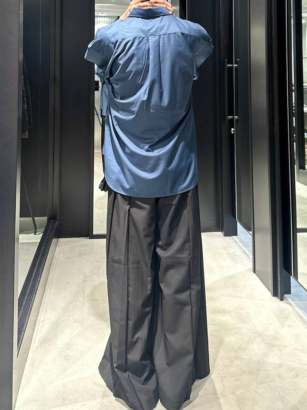 ブラック系のその他パンツ、ブルー系のシャツ/ブラウス、グレー系のニットキャップ/ビーニーを着用したメンズの秋コーディネートの2枚目の写真