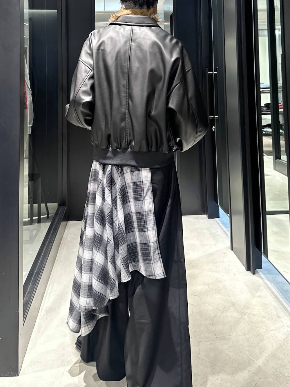 ブラック系のブルゾン、ブラック系のその他パンツ、グレー系のニットキャップ/ビーニーを着用したメンズの秋コーディネートの4枚目の写真