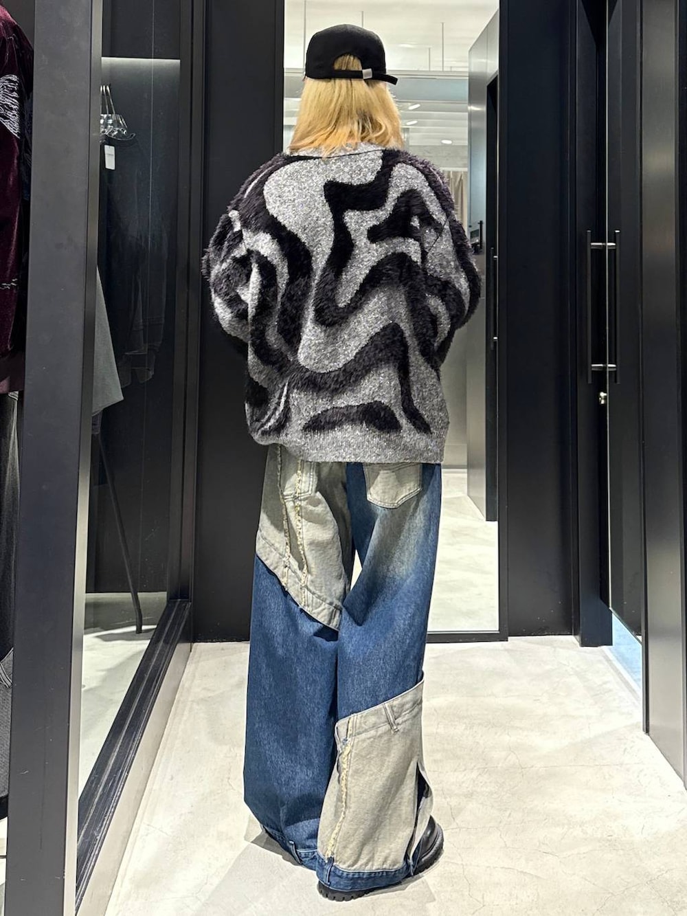 ブルー系のデニムパンツ、グレー系のカーディガン/ボレロ、ブラック系のその他シューズを着用したメンズの秋コーディネートの3枚目の写真