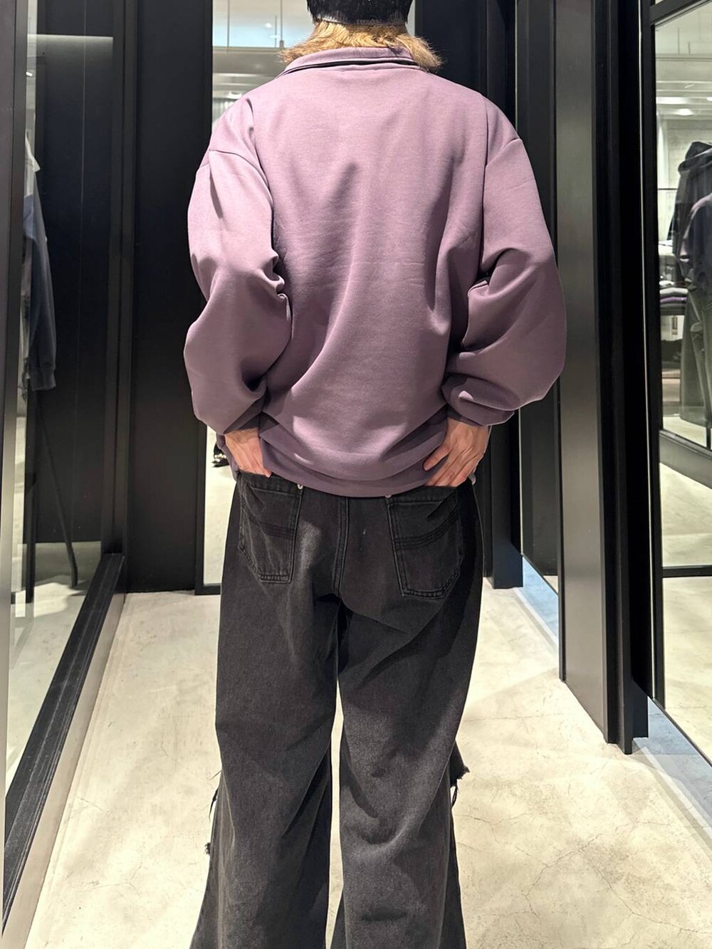 ブラック系のデニムパンツ、グレー系のニットキャップ/ビーニーを着用したメンズの秋コーディネートの4枚目の写真