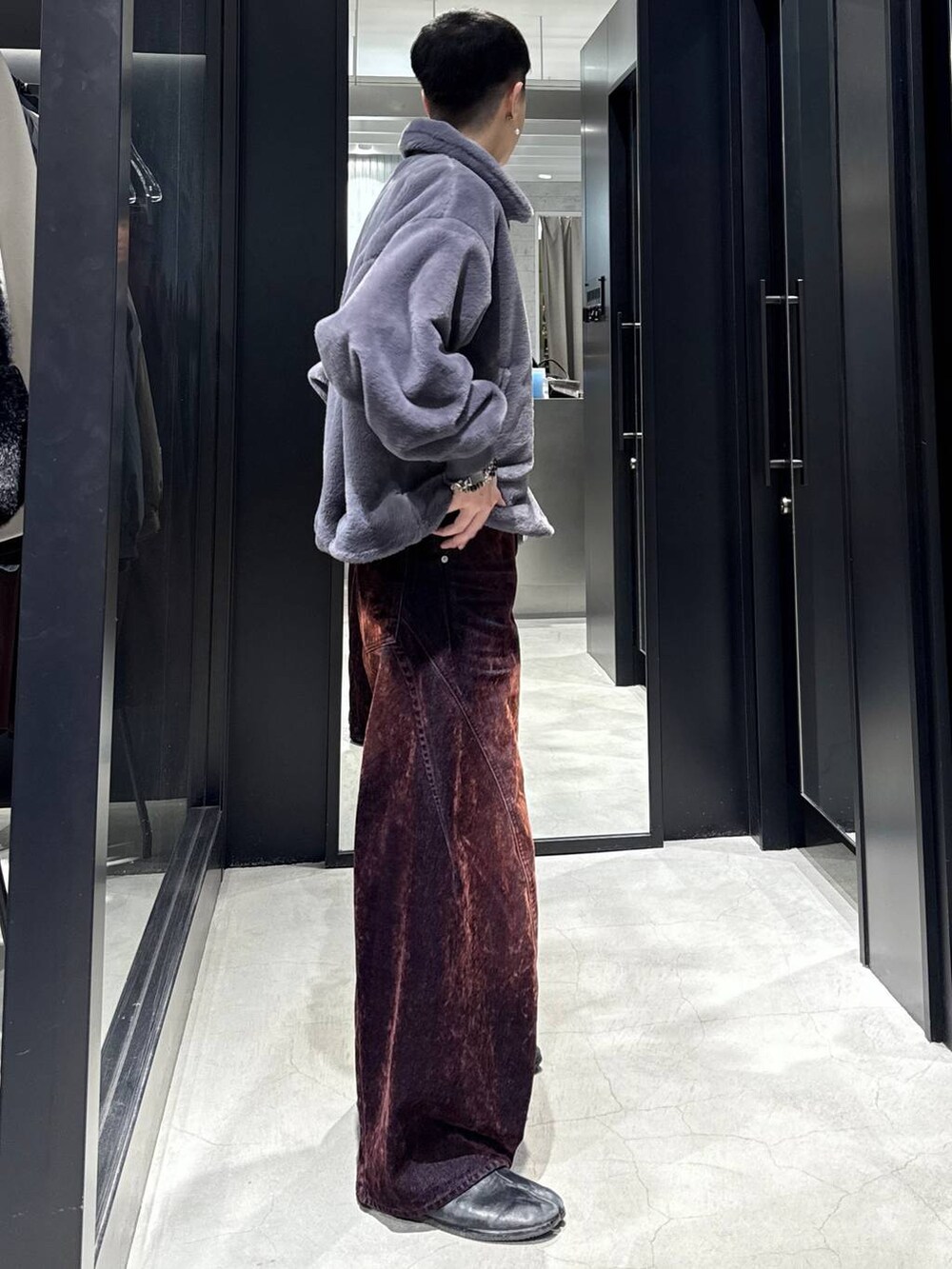 パープル系のブルゾン、レッド系のデニムパンツを着用したメンズの秋コーディネートの2枚目の写真