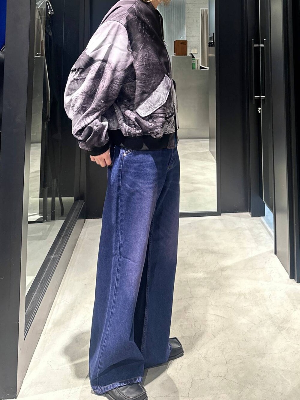 パープル系のデニムパンツ、シルバー系のネックレス、グレー系のニットキャップ/ビーニーを着用したメンズの秋コーディネートの2枚目の写真