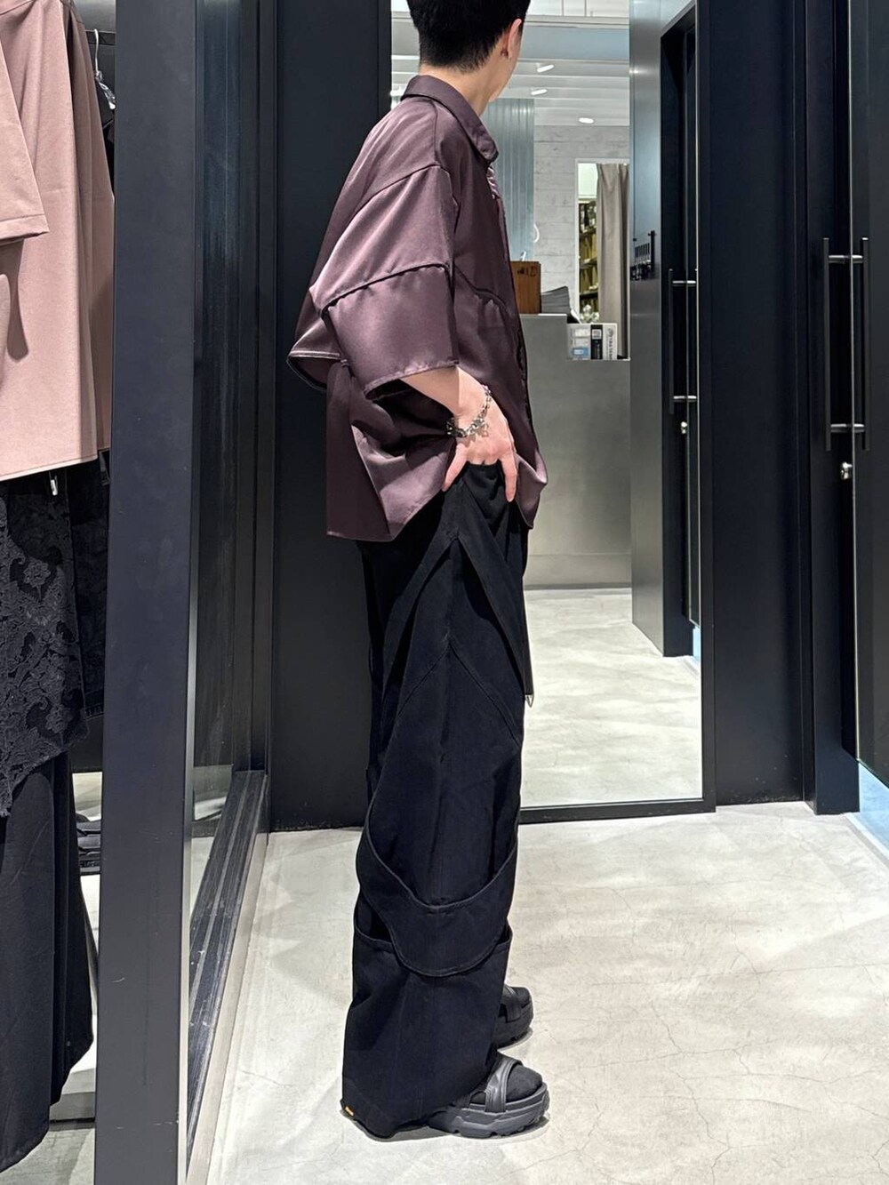 ブラック系のサンダル、ブラック系のデニムパンツ、ブラック系のタンクトップを着用したメンズの春コーディネートの2枚目の写真