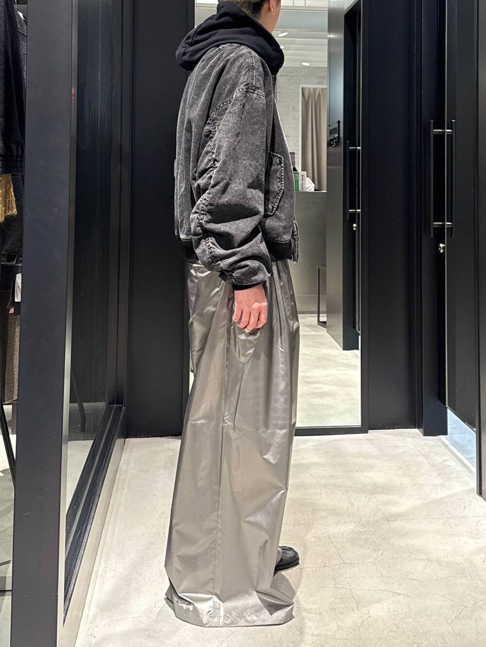 シルバー系のスラックス、シルバー系のネックレスを着用したメンズの冬コーディネートの2枚目の写真